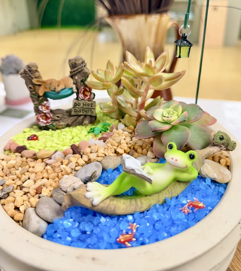 Houseplant decoration - Frog reading on a leaf with a cameleon friend  -  Unique Gift for plant lovers!